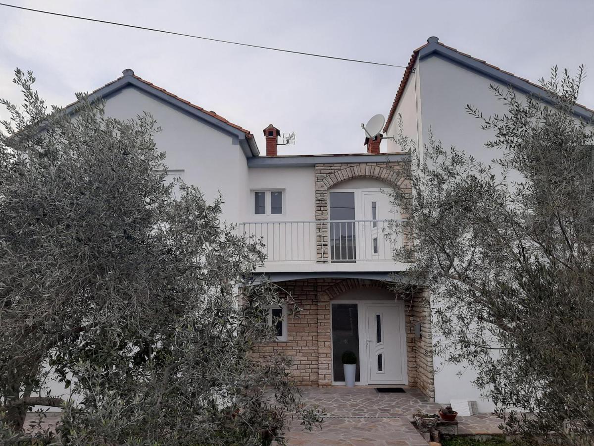 Ferienwohnung Family House Rebeka Ugljan Exterior foto